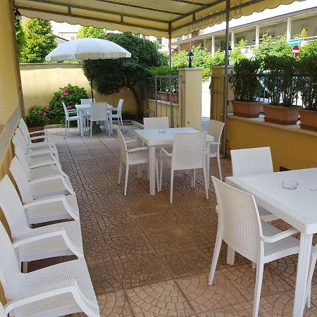 Hotel Margot Лидо Ди Камайоре Екстериор снимка