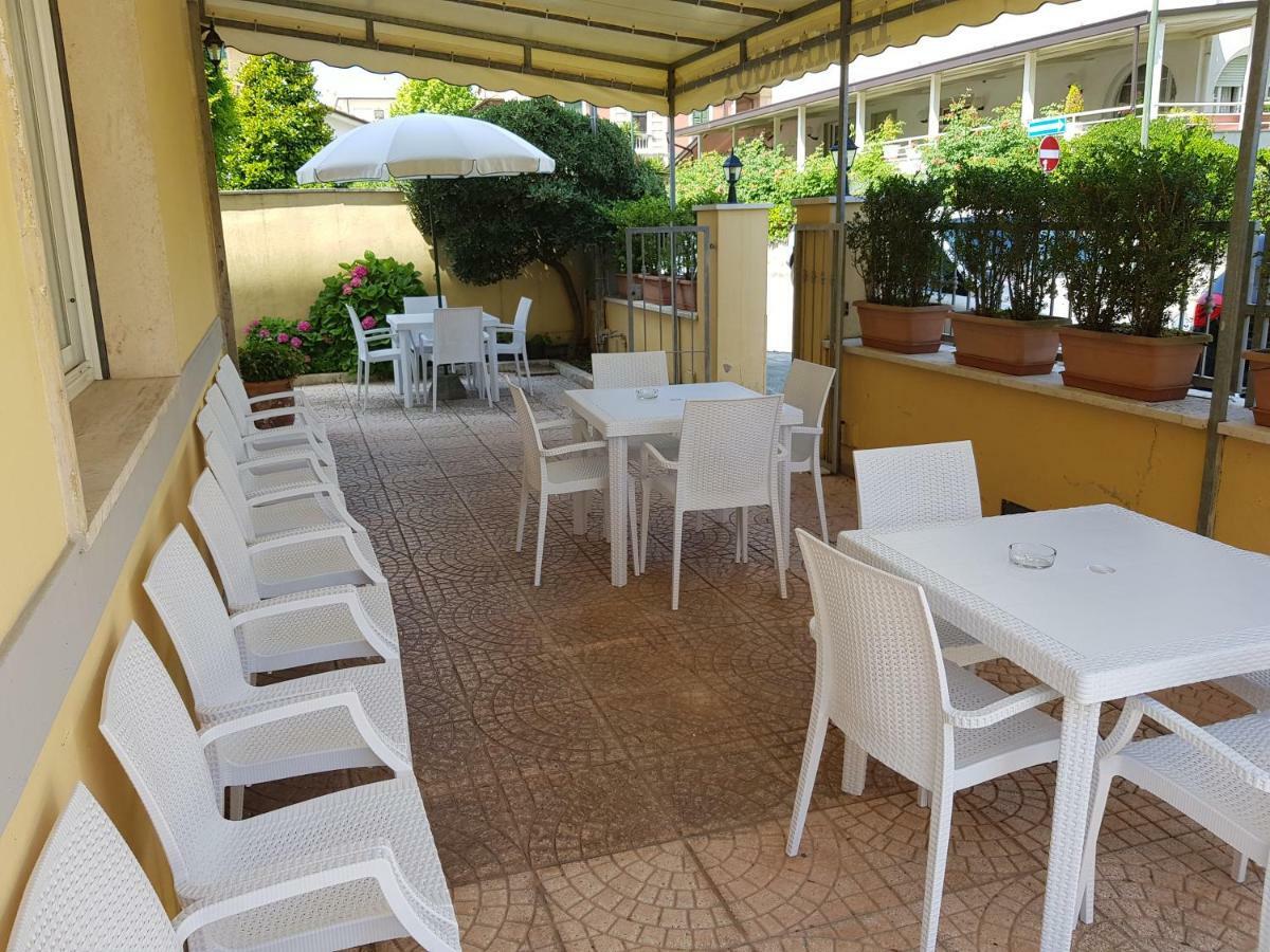 Hotel Margot Лидо Ди Камайоре Екстериор снимка